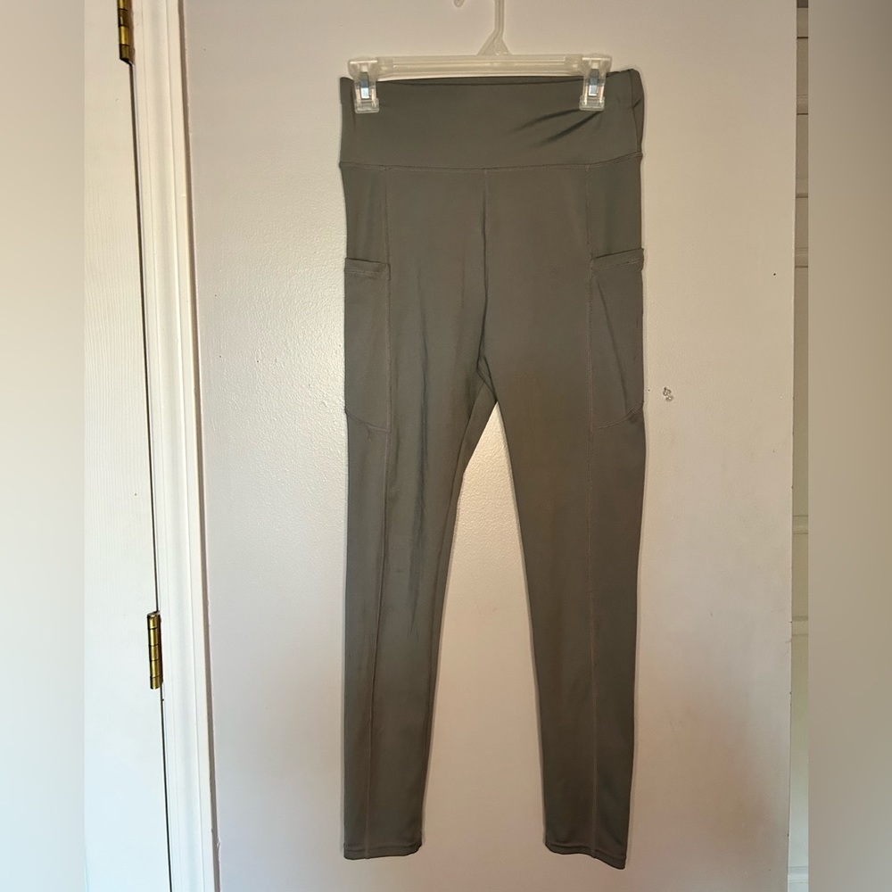 Grey leggings with side pockets